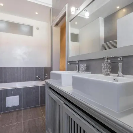 Appartement Gioffredo 14 - Spacious With Balcony